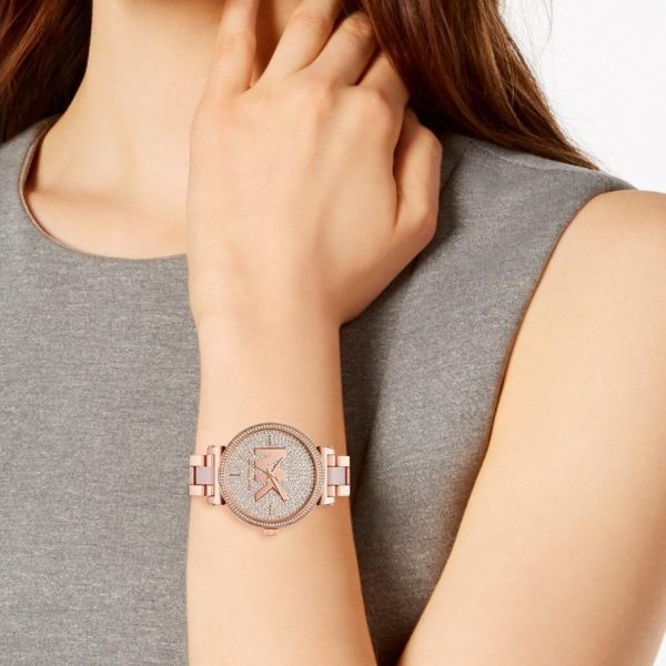 שעון יד מייקל קורס רוז גולד משולב חוליות ורודות דגם MK4336 על יד של אישה