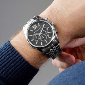 שעון יד MICHAEL KORS לגבר כסוף משונן רקע שחור MK8602