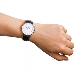 שעון יד דניאל וולינגטון לגבר רוז גולד רצועת עור שחורה DW00100014 על יד