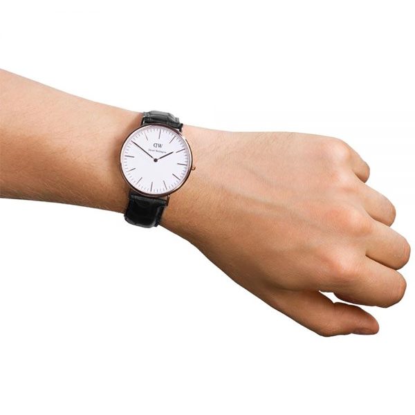 שעון יד דניאל וולינגטון לגבר רוז גולד רצועת עור שחורה DW00100014 על יד
