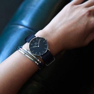 שעון יד דניאל וולינגטון לאישה רצועת בד DW00100216 על יד