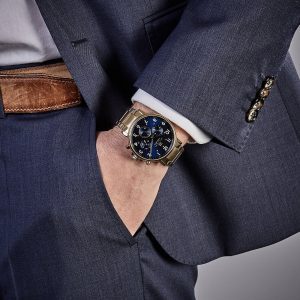 שעון יד טומי הילפיגר מוזהב לגבר רקע כחול 1710384