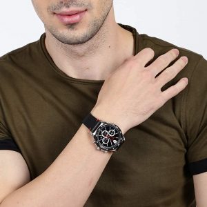 שעון יד פרארי רצועת עור דגם 0830389 על יד של גבר