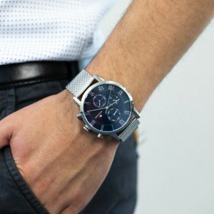שעון יד טומי הילפיגר רשת לגבר רקע כחול 1791398