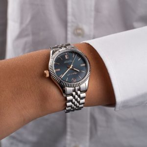 שעון יד GANT כסוף עם רקע כחול לאישה G136004