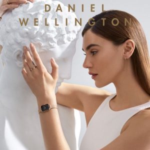 שעון יד דניאל וולינגטון לאישה דגם DW00100432 על דוגמנית
