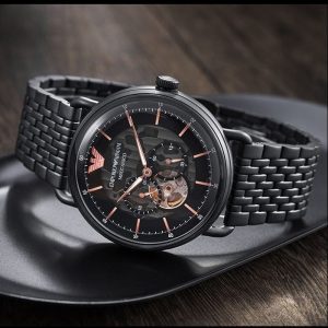 שעון ארמני לגבר מושחר דגם AR60025 עובד על תנודות היד