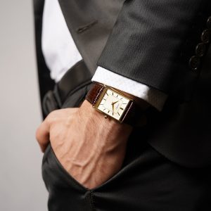 שעון יד SEIKO מלבני לגבר דגם SWE064P1