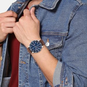 שעון יד טומי הילפיגר לגבר רצועת עור חומה רקע כחול 1791946