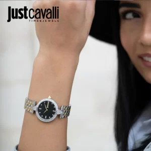 שעון יד JUST CAVALLI קוואלי לאישה דגם JC1L159M0095 על יד של דוגמנית