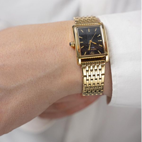 שעון יד GANT מלבני מוזהב לאישה זהב רקע שחור G173003