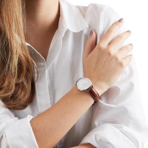 שעון יד daniel wellington לאישה רצועת עור חומה DW00100187 על דוגמנית