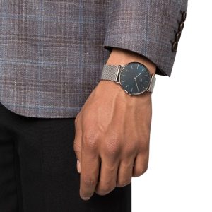 שעון יד Daniel Wellington רצועת רשת כסופה לגבר רקע כחול דגם DW00100628 על יד