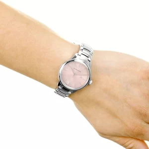 שעון יד ברברי BURBERRY לאישה רקע ורוד BU10111 על יד של אישה