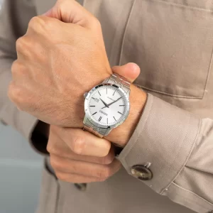 שעון יד SEIKO לגבר אוטומטי רקע לבן כסוף דגם SRPH85K1 על יד של גבר