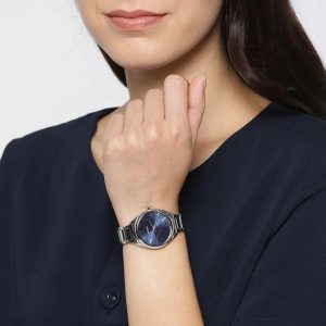 שעון יד SEIKO לאישה לוח כחול SWR033P1 על יד של אישה