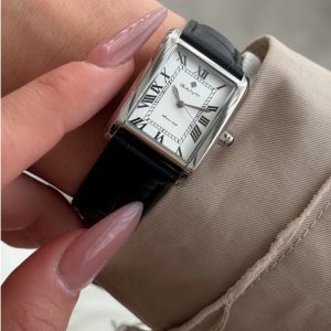 שעון יד גאנט GANT כסוף מלבני לאישה רצועת עור שחורה דגם G173105 על יד