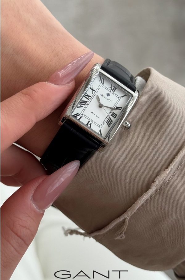 שעון יד גאנט GANT כסוף מלבני לאישה רצועת עור שחורה דגם G173105 על יד