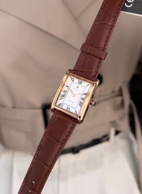 שעון יד מבית GANT זהב אדום מלבני לאישה רצועת עור דגם G173107