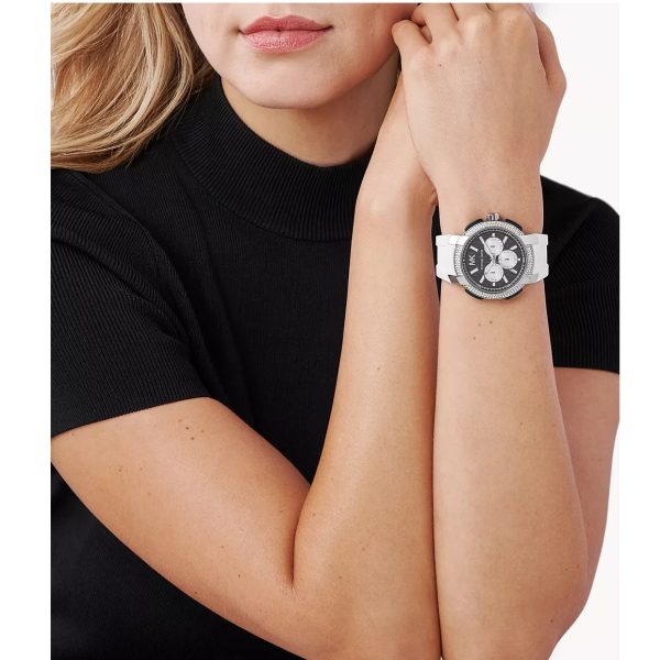 שעון יד מייקל קורס לאישה רצועת סיליקון לבנה MK6947 על יד של דוגמנית