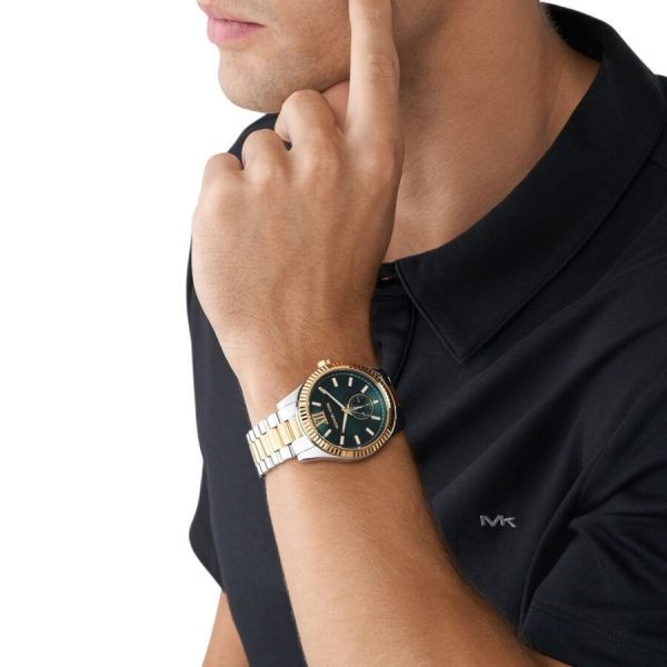 שעון יד מייקל קורס לגבר בשילוב זהב וכסף רקע ירוק MK9063 על יד