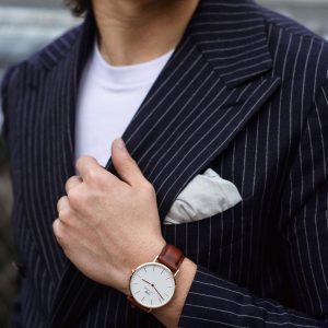 שעון יד DANIEL WELLINGTON לגבר קלאסי רוז גולד רצועת עור חומה DW00100006 על יד