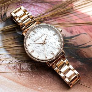 שעון יד MICHAEL KORS לאישה זהב אדום לוגו MK דגם MK4594 תמונה מהצד