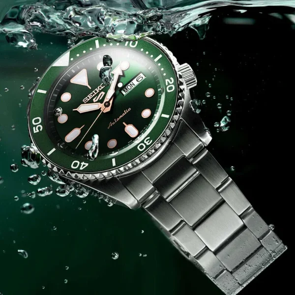 שעון יד SEIKO 5 לגבר אוטומטי לוח ירוק בשילוב זהב אדום צלילה SRPD63K1 במים