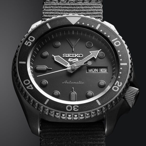 שעון יד SEIKO 5 לגבר אוטומטי מושחר רצועת בד שחורה צלילה SRPD65K1 תקריב